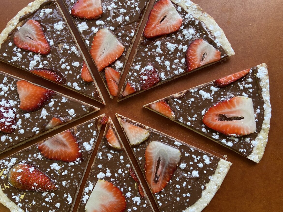 Jimmys-Nutella-Strawberry-Pizza-scaled.jpg